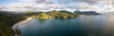 Pasifik Okyanusu kıyılarının hava panoramik bir canlı yaz aylarında günbatımı çarpıcı. San Josef Bay, Cape Scott, Kuzey Vancouver Adası, Bc, Kanada içinde alınan.