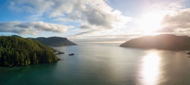 Pasifik Okyanusu kıyılarının hava panoramik bir canlı yaz aylarında günbatımı çarpıcı. San Josef Bay, Cape Scott, Kuzey Vancouver Adası, Bc, Kanada içinde alınan.