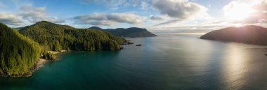 Pasifik Okyanusu kıyılarının hava panoramik bir canlı yaz aylarında günbatımı çarpıcı. San Josef Bay, Cape Scott, Kuzey Vancouver Adası, Bc, Kanada içinde alınan.
