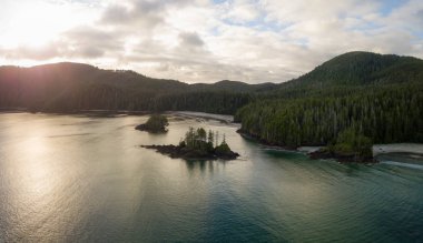 Pasifik Okyanusu kıyılarının hava panoramik bir canlı yaz aylarında günbatımı çarpıcı. San Josef Bay, Cape Scott, Kuzey Vancouver Adası, Bc, Kanada içinde alınan.