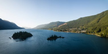 Küçük bir kasaba, bağlantı noktası Alice, bir güneşli yaz gün batımı sırasında hava panoramik manzaralı. Kuzey Vancouver Adası, M.ö., Kanada'da bulunan.