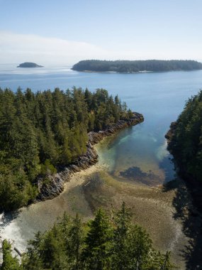 Bir kayalık sahil canlı yaz gün boyunca hava manzara. Kuzey Vancouver Adası, British Columbia, Kanada'da alınan.