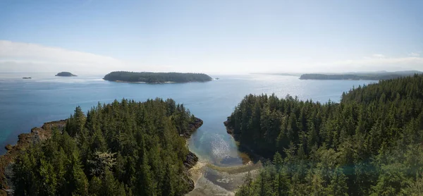 在一个充满活力的夏日里 一个岩石海岸的空中全景景观 在加拿大不列颠哥伦比亚省北部的温哥华岛上拍摄 — 图库照片