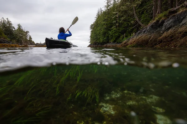 Una Foto Una Mujer Aventurera Navegando Kayak Por Océano Pacífico —  Fotos de Stock