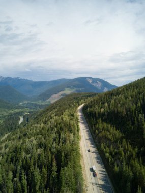 Kanada dağ manzarası Trans-Kanada karayolu hava görünümünü. Golden Revelstoke, Bc, Kanada arasında bulunan.