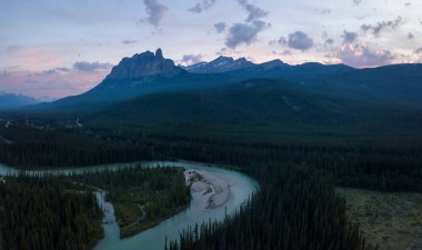 Kanada Kayalık Dağları güzel hava manzara görünümünü canlı bir güneşli gün boyunca. Banff, Alberta, Kanada içinde alınan.