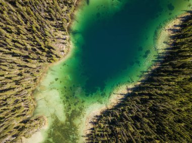 Kanada kayalık dağlarında bir canlı güneşli yaz gün boyunca güzel göllerde hava manzara görünümü. Banff Windermere Parkway, Alberta, Kanada'alınan.