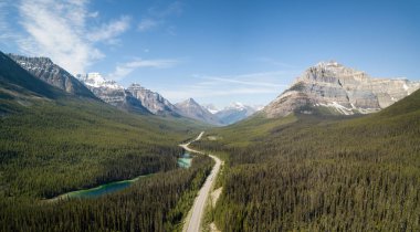 Kanada kayalık dağlarında bir canlı güneşli yaz gün boyunca doğal bir yolda hava panoramik manzara görünümü. Banff Windermere Parkway, Alberta, Kanada'alınan.