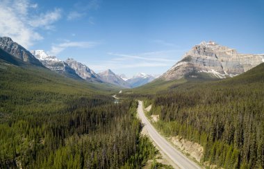 Kanada kayalık dağlarında bir canlı güneşli yaz gün boyunca doğal bir yolda hava panoramik manzara görünümü. Banff Windermere Parkway, Alberta, Kanada'alınan.