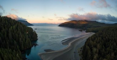 Pasifik Okyanusu kıyılarının hava panoramik canlı yaz gün doğumu sırasında dikkat çekici. San Josef Bay, Cape Scott, Kuzey Vancouver Adası, Bc, Kanada içinde alınan.