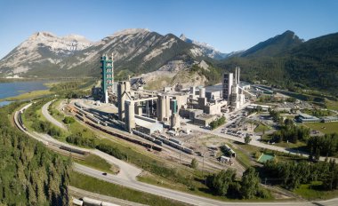 Kanada kayalık dağlarında bir canlı güneşli yaz gün boyunca bir sanayi sitesinin havadan görünümü. Calgary, Alberta, Kanada alınan.
