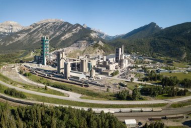 Kanada kayalık dağlarında bir canlı güneşli yaz gün boyunca bir sanayi sitesinin havadan görünümü. Calgary, Alberta, Kanada alınan.
