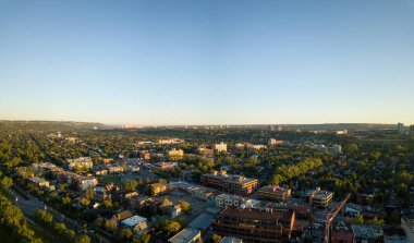 Calgary şehir yerleşim bölgesinde canlı yaz gün doğumu sırasında hava görünümünü. Alberta, Kanada bulunan.