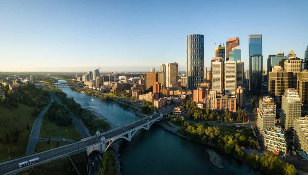 Güzel bir modern cityscape canlı güneşli gün doğumu sırasında hava panoramik manzaralı. Calgary, Alberta, Kanada alınan.