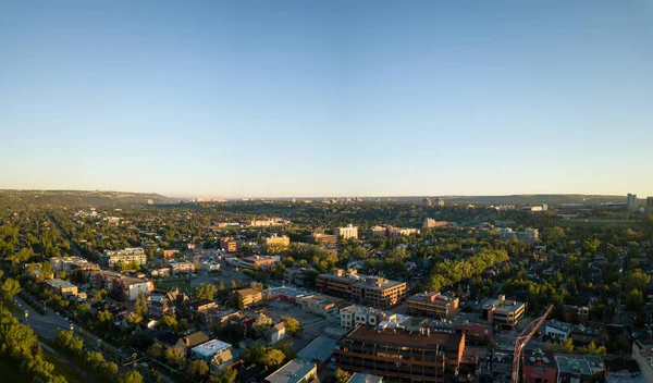 Calgary şehir yerleşim bölgesinde canlı yaz gün doğumu sırasında hava görünümünü. Alberta, Kanada bulunan.