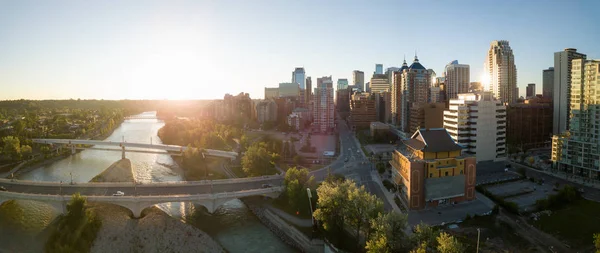 空中全景的美丽的现代城市景观在一个充满活力的阳光明媚的日出 在加拿大艾伯塔省的卡尔加里市中心拍摄 — 图库照片
