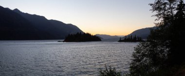 Panoramik manzaralı güzel bir Pasifik Okyanusu giriş bir canlı yaz gün batımı sırasında. Alınan liman Alice, Kuzey Vancouver Adası, Bc, Kanada.