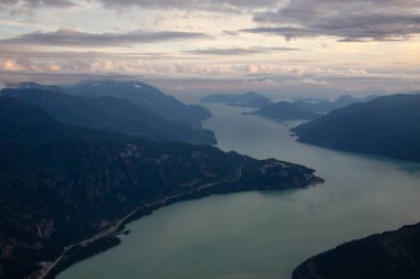 Bir bulutlu yaz gün batımı sırasında güzel havadan görünümü Howe ses. Squamish, Kuzey Vancouver, Bc, Canada.a alınan