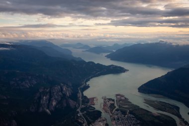 Bir bulutlu yaz gün batımı sırasında güzel havadan görünümü Howe ses. Squamish, Kuzey Vancouver, Bc, Canada.a alınan