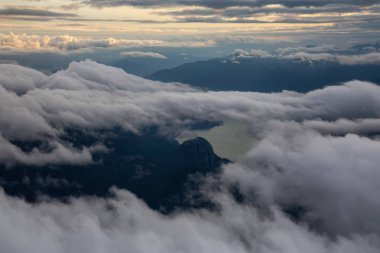 Güzel hava görünümünü Howe ses ve Squamish bulutlarda bir bulutlu yaz gün batımı sırasında kapalı. Vancouver, Bc, Canada.a kuzeyinde alınan