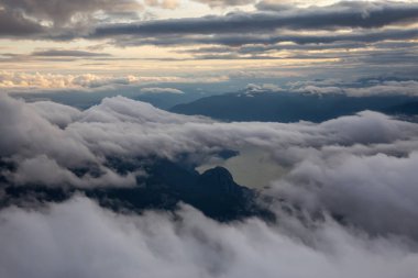 Güzel hava görünümünü Howe ses ve Squamish bulutlarda bir bulutlu yaz gün batımı sırasında kapalı. Vancouver, Bc, Canada.a kuzeyinde alınan
