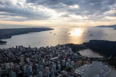 Bir canlı yaz gün batımı sırasında hava görünümünü ve kömür Limanı '. Şehir merkezinde alınan Vancouver, Bc, Kanada.