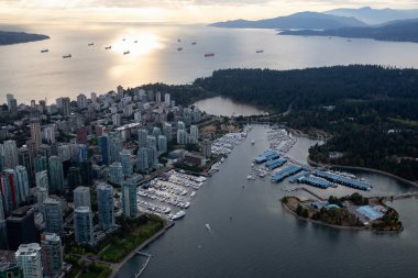 Bir canlı yaz gün batımı sırasında hava görünümünü ve kömür Limanı '. Şehir merkezinde alınan Vancouver, Bc, Kanada.