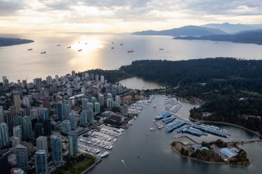 Bir canlı yaz gün batımı sırasında hava görünümünü ve kömür Limanı '. Şehir merkezinde alınan Vancouver, Bc, Kanada.