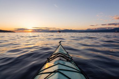 Deniz kanosu bir canlı güneşli yaz gün batımı sırasında. Vancouver, Bc, Kanada içinde alınan.