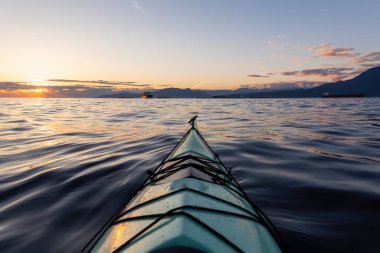 Deniz kanosu bir canlı güneşli yaz gün batımı sırasında. Vancouver, Bc, Kanada içinde alınan.