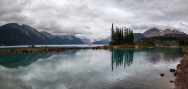 Güzel manzaralı bir canlı bulutlu yaz gün boyunca bir buzul Gölü. Garibaldi Provincial Park, Whistler ve Squamish, Kuzey Vancouver, Bc, Kanada yakınında yer almış.
