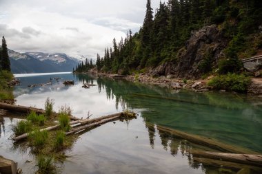 Güzel manzaralı bir canlı bulutlu yaz gün boyunca bir buzul Gölü. Garibaldi Provincial Park, Whistler ve Squamish, Kuzey Vancouver, Bc, Kanada yakınında yer almış.