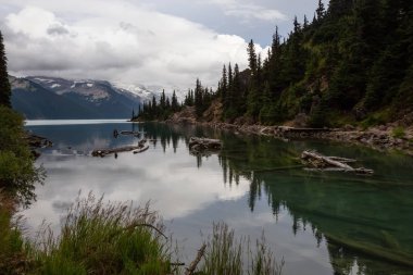 Güzel manzaralı bir canlı bulutlu yaz gün boyunca bir buzul Gölü. Garibaldi Provincial Park, Whistler ve Squamish, Kuzey Vancouver, Bc, Kanada yakınında yer almış.