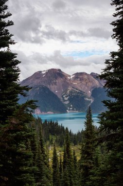 Güzel manzaralı bir canlı bulutlu yaz gün boyunca. Garibaldi Provincial Park, Whistler ve Squamish, Kuzey Vancouver, Bc, Kanada yakınında yer almış.