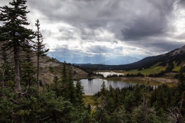 Bir bulutlu yaz gün boyunca Kanada manzaralı çarpıcı. Alınan Garibaldi il Parkı, Whistler, Kuzey Vancouver, Bc, Kanada.