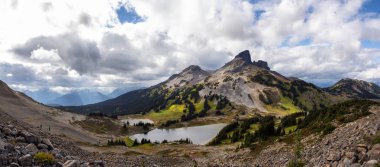 Güzel panoramik Kanada dağ manzaralı bir canlı bulutlu yaz gün boyunca. Garibaldi Provincial Park, Whistler ve Squamish, Kuzey Vancouver, Bc, Kanada yakınında yer almış.