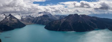 Garibaldi Gölü'nün güzel panoramik manzara manzara canlı güneşli yaz günü. Panorama Ridge, Whistler ve Squamish, Kuzey Vancouver, Bc, Kanada yakınında yer üstünden alınan.