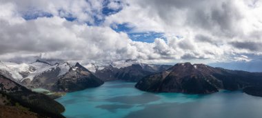 Garibaldi Gölü'nün güzel panoramik manzara manzara canlı güneşli yaz günü. Panorama Ridge, Whistler ve Squamish, Kuzey Vancouver, Bc, Kanada yakınında yer üstünden alınan.