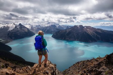 Maceracı kız canlı yaz gün boyunca güzel Kanada dağ manzarası zevk. Garibaldi Provincial Park, Whistler ve Squamish, Kuzey Vancouver, Bc, Kanada yakınında yer almış.