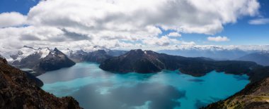 Garibaldi Gölü'nün güzel panoramik manzara manzara canlı güneşli yaz günü. Panorama Ridge, Whistler ve Squamish, Kuzey Vancouver, Bc, Kanada yakınında yer üstünden alınan.
