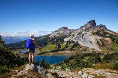 Maceracı kız canlı yaz gün boyunca güzel Kanada dağ manzarası zevk. Garibaldi Provincial Park, Whistler ve Squamish, Kuzey Vancouver, Bc, Kanada yakınında yer almış.