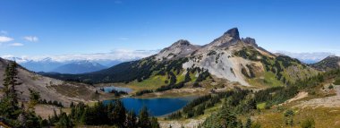 Güzel panoramik Kanada dağ manzaralı bir canlı güneşli yaz gün boyunca. Garibaldi Provincial Park, Whistler ve Squamish, Kuzey Vancouver, Bc, Kanada yakınında yer almış.