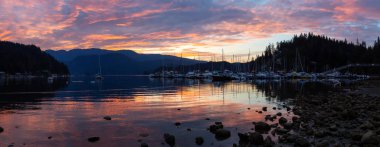 Güzel panoramik manzarasına derin koyu renkli yaz gün doğumu sırasında. North Vancouver, Bc, Kanada içinde alınan.