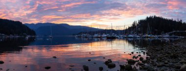 Güzel panoramik manzarasına derin koyu renkli yaz gün doğumu sırasında. North Vancouver, Bc, Kanada içinde alınan.