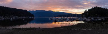 Güzel panoramik manzarasına derin koyu renkli yaz gün doğumu sırasında. North Vancouver, Bc, Kanada içinde alınan.