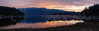Güzel panoramik manzarasına derin koyu renkli yaz gün doğumu sırasında. North Vancouver, Bc, Kanada içinde alınan.
