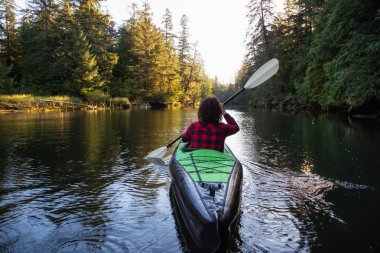 Güneşli yaz sabahı sırasında güzel bir nehir kanosu kız. San Josef Bay, Cape Scott, Kuzey Vancouver Adası, Bc, Kanada içinde alınan.