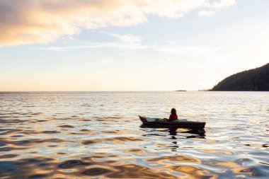 Pasifik Okyanusu'nda bir bulutlu yaz gün batımı sırasında kayak kız. San Josef Bay, Cape Scott, Kuzey Vancouver Adası, Bc, Kanada içinde alınan.