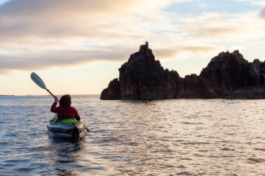 Pasifik Okyanusu'nda bir bulutlu yaz gün batımı sırasında kayak kız. San Josef Bay, Cape Scott, Kuzey Vancouver Adası, Bc, Kanada içinde alınan.