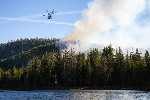 Helicóptero Lutando Contra Incêndios Florestais Durante Dia Quente Verão Ensolarado — Fotografia de Stock